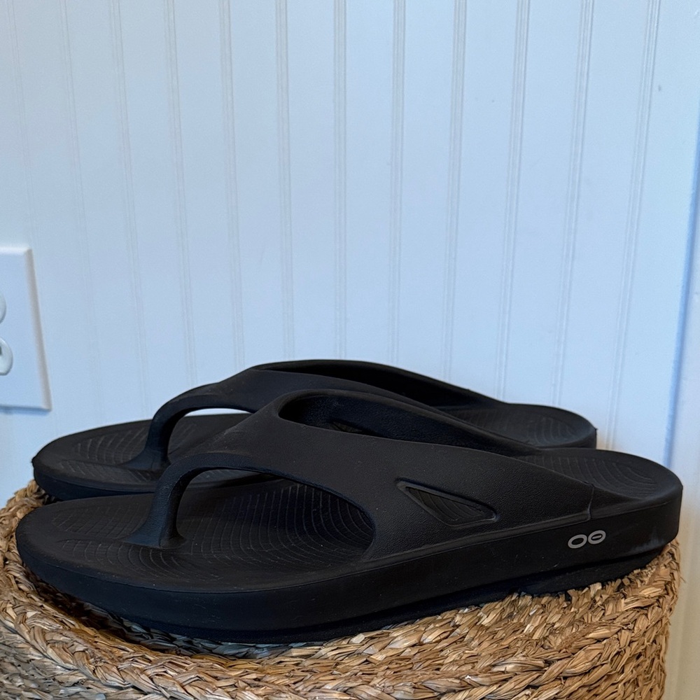 OOFOS Black Flip Flop Sandals - M 12-14 (EU 45)
